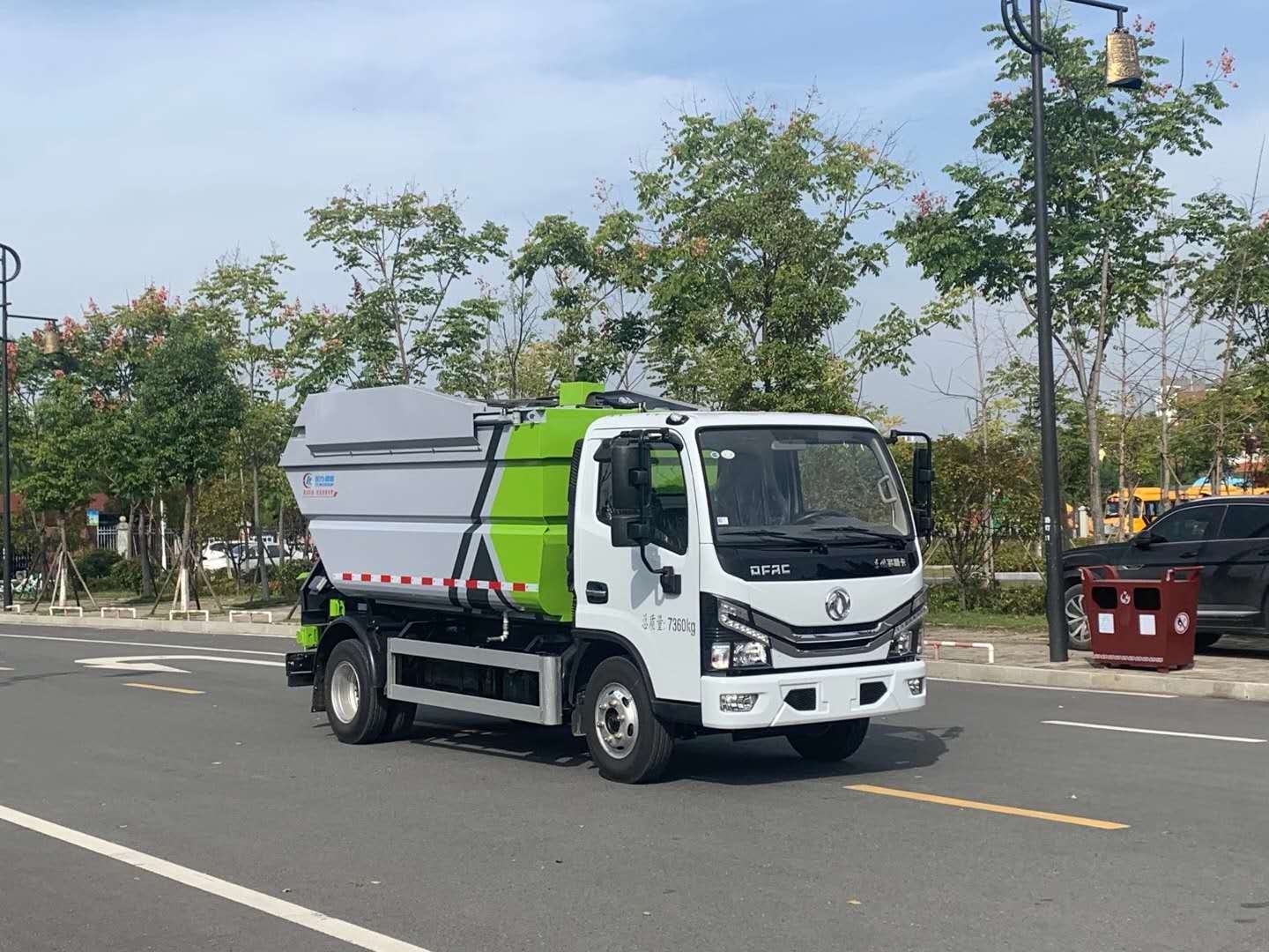 東風6方無泄漏后掛桶式垃圾車